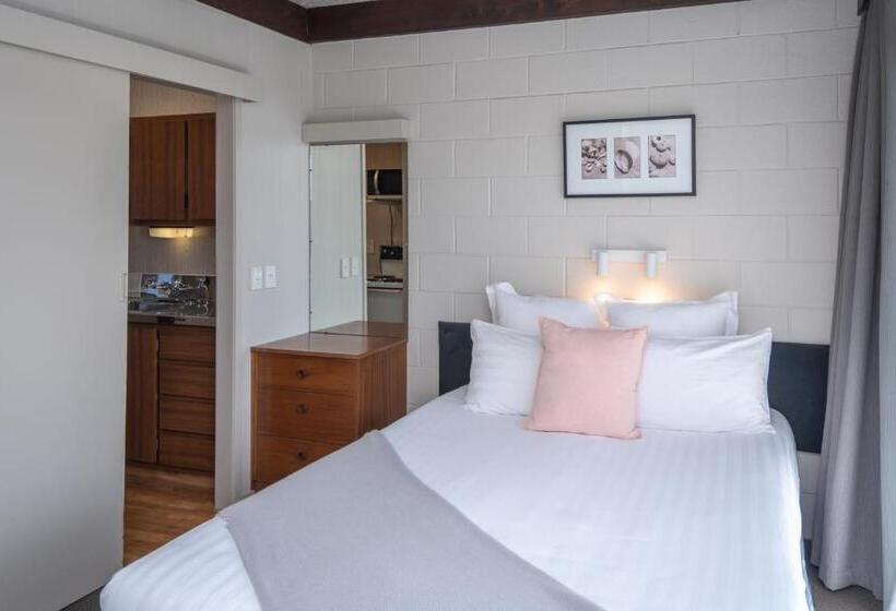 Whispering Sands Beachfront Motel