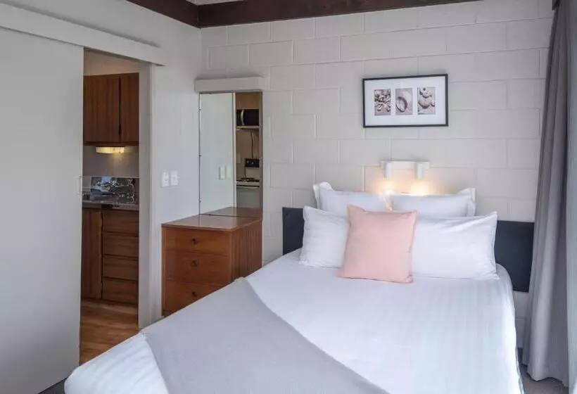 Whispering Sands Beachfront Motel