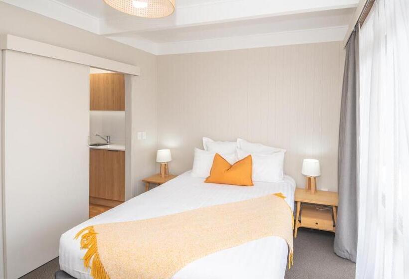 Whispering Sands Beachfront Motel