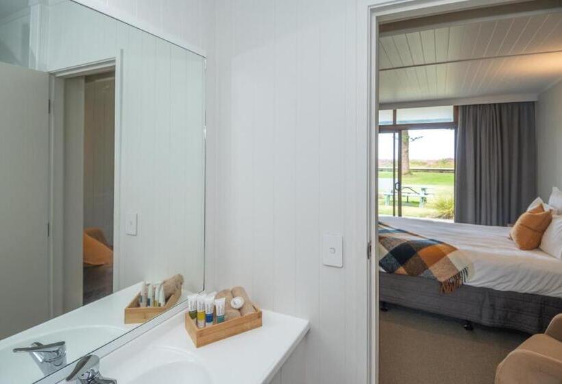 Whispering Sands Beachfront Motel