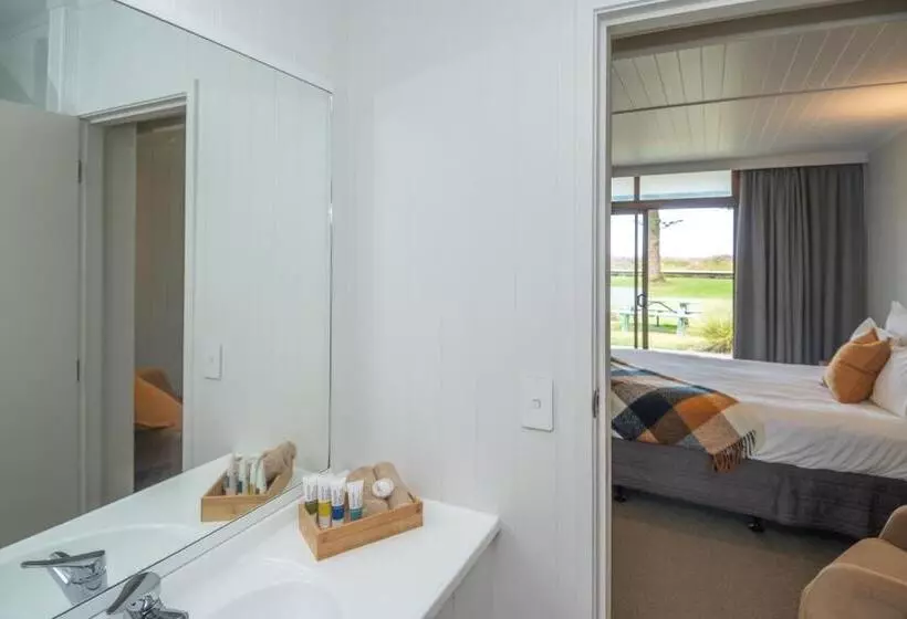 Whispering Sands Beachfront Motel