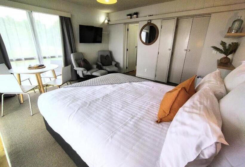 Whispering Sands Beachfront Motel