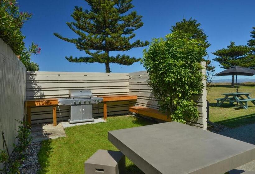 Whispering Sands Beachfront Motel