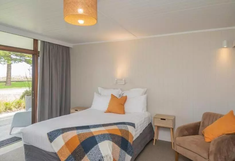 Whispering Sands Beachfront Motel