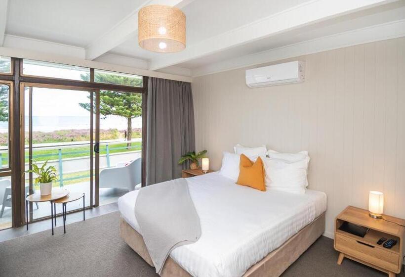 Whispering Sands Beachfront Motel