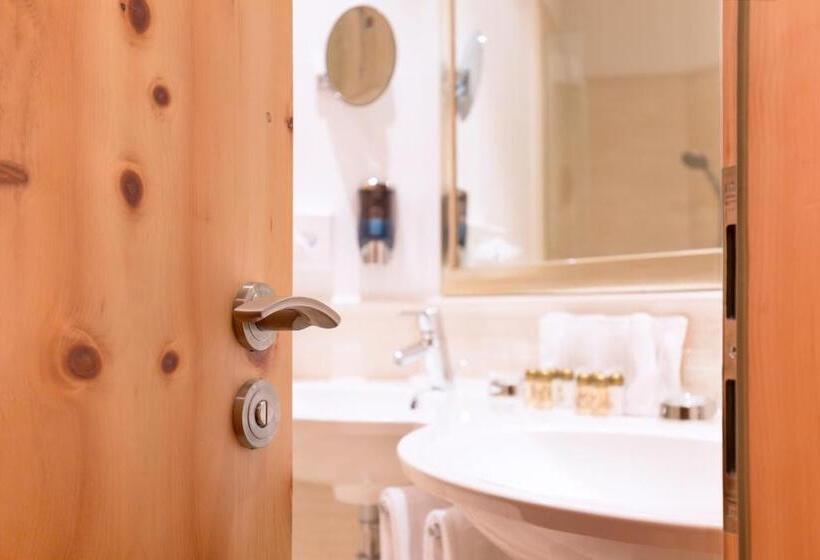 هتل Chasa Castello Relax & Spa