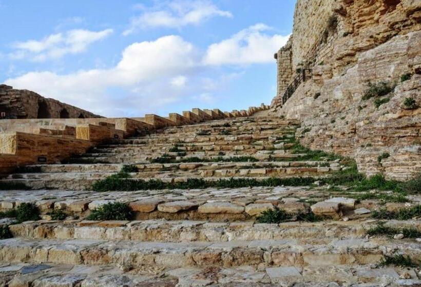 تختخواب و صبحانه King Chemosh