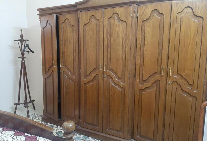 تختخواب و صبحانه King Chemosh