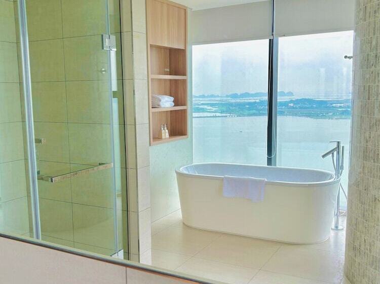 The Sea Halong Bay Managed By Class M