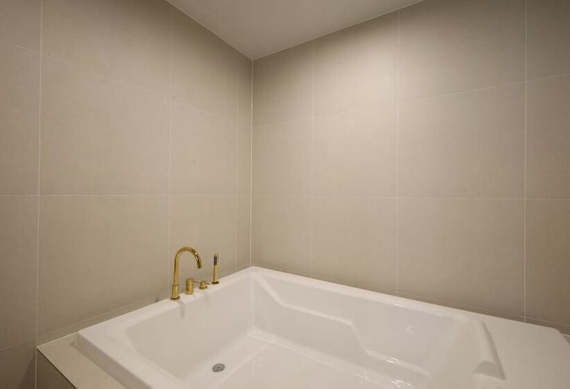 Changwon Denbasta Hotel Myeongseo