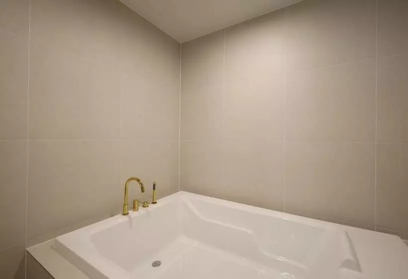 Changwon Denbasta Hotel Myeongseo