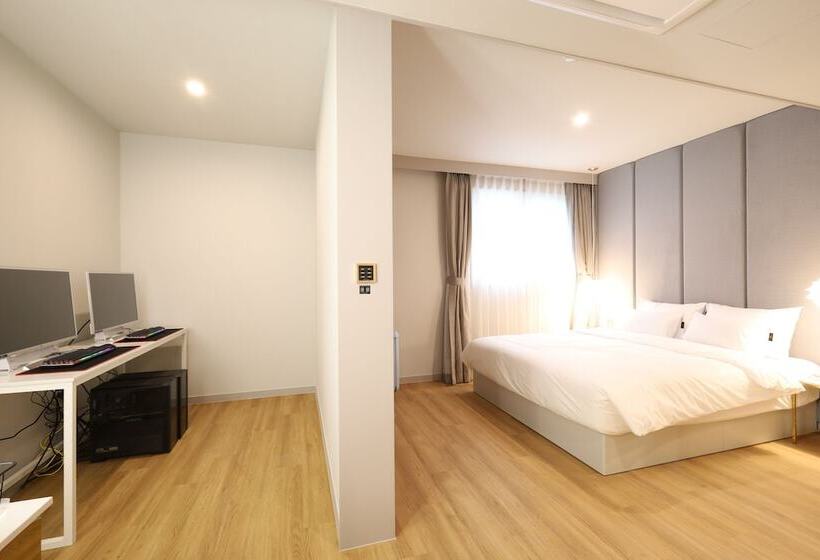 Changwon Denbasta Hotel Myeongseo