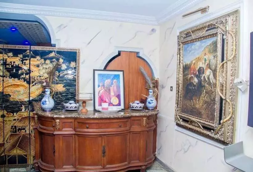 هتل Flora Suites
