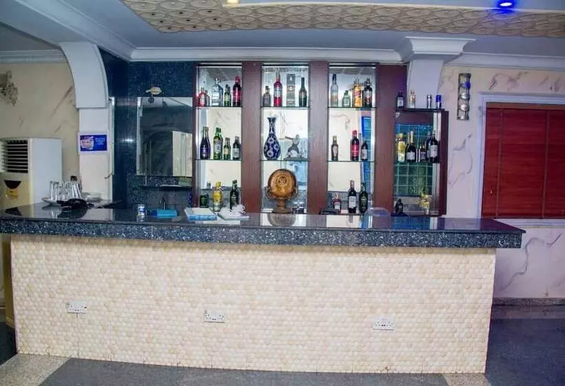 هتل Flora Suites