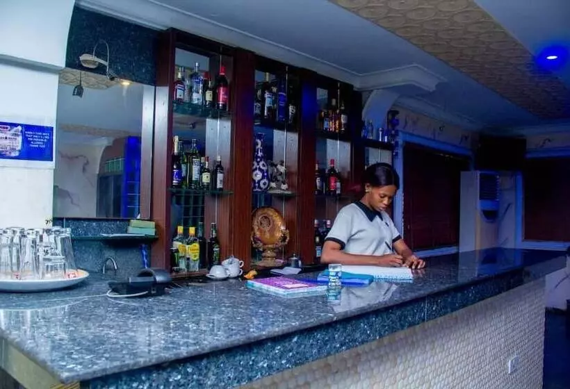 هتل Flora Suites