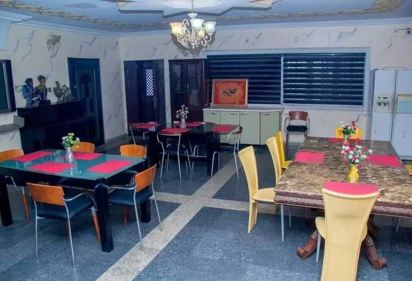 هتل Flora Suites
