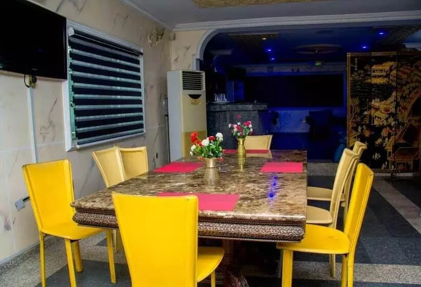 هتل Flora Suites