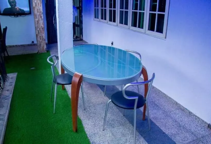 هتل Flora Suites