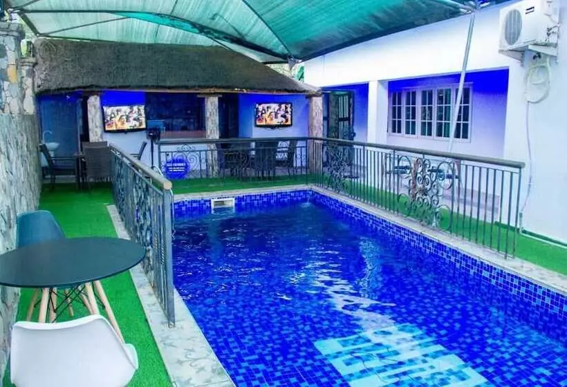 هتل Flora Suites