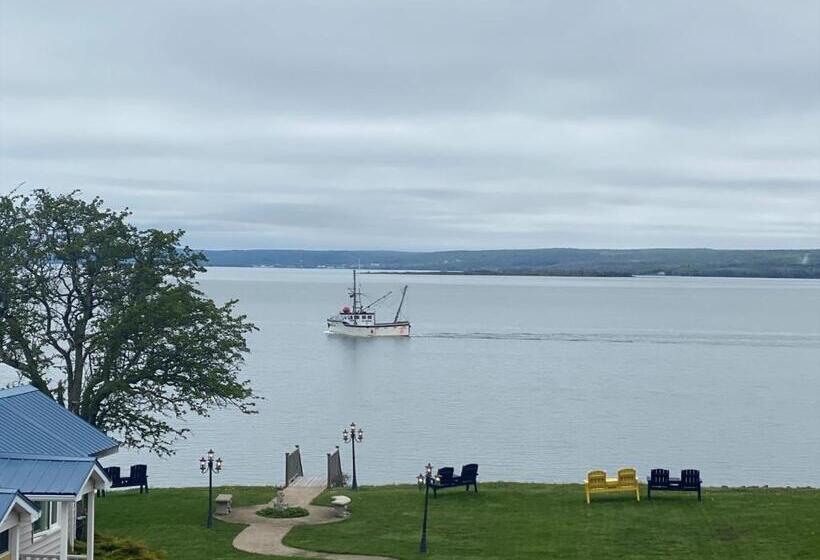 Seawinds Motel & Cottages