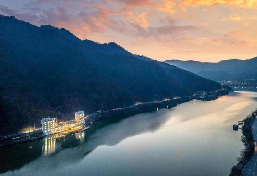 בית מלון כפרי Yj