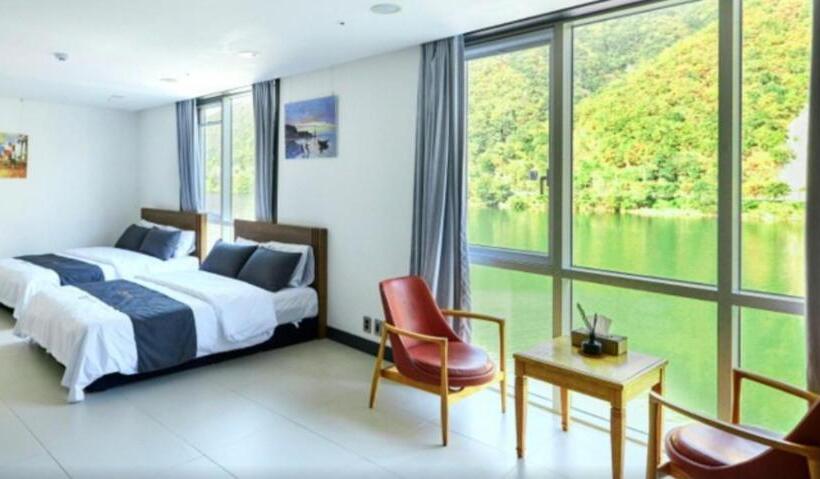 בית מלון כפרי Yj