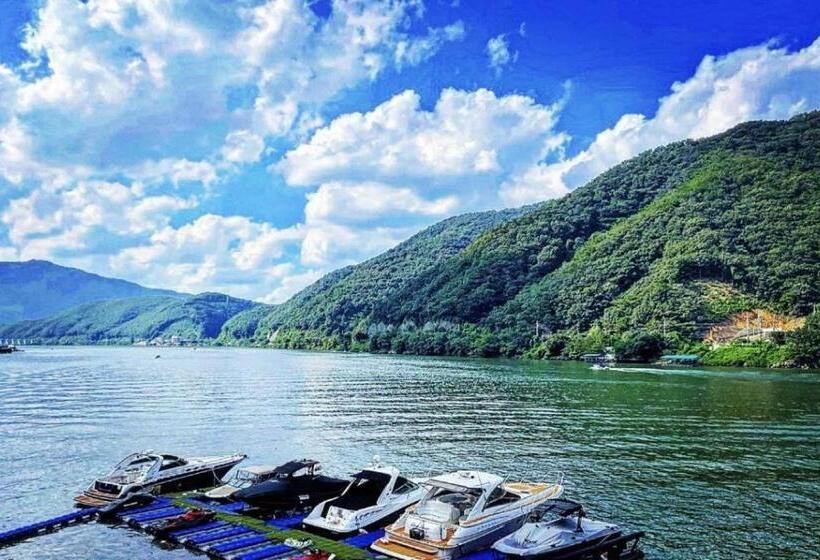 בית מלון כפרי Yj