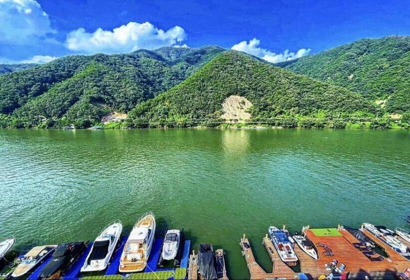 בית מלון כפרי Yj