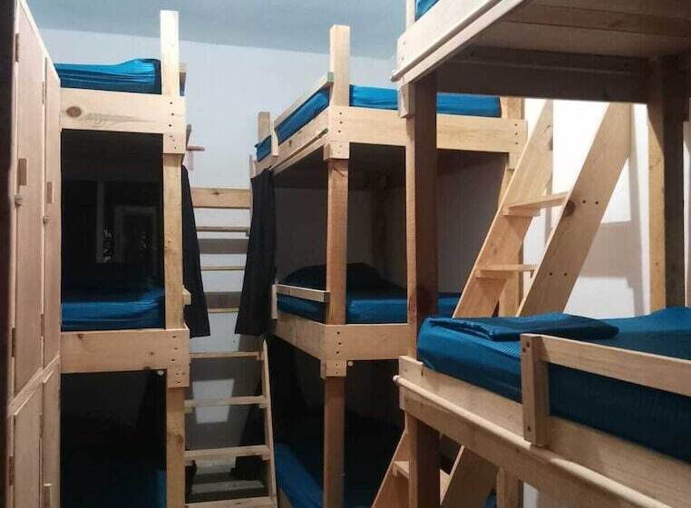 פנסיון Hostal Ledeztrus