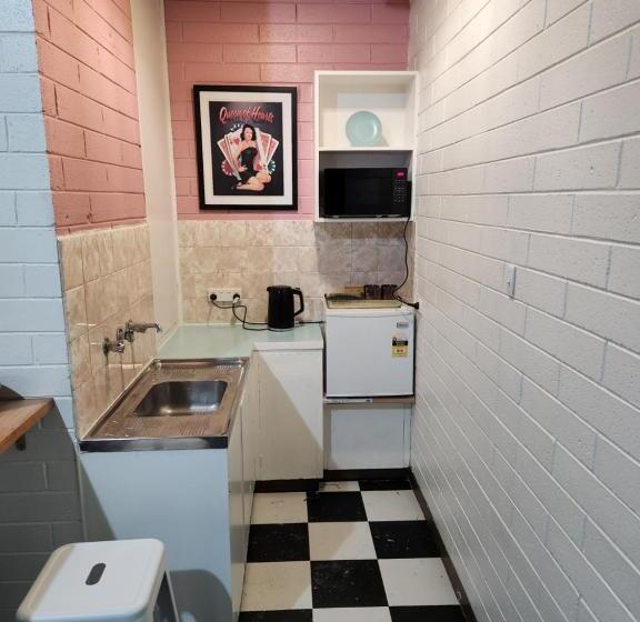 West End Motel & Backpackers