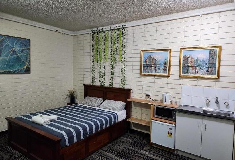 West End Motel & Backpackers