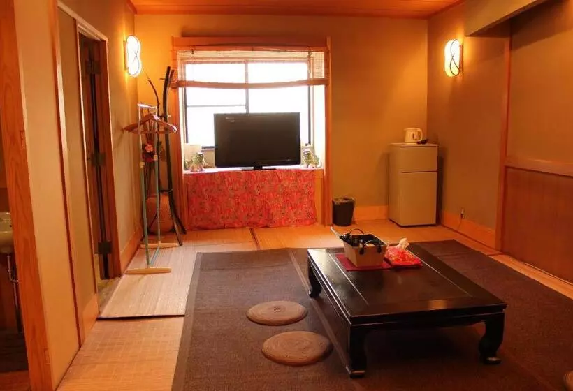 Retkeilymaja Okinawa Minshuku Kariyushi