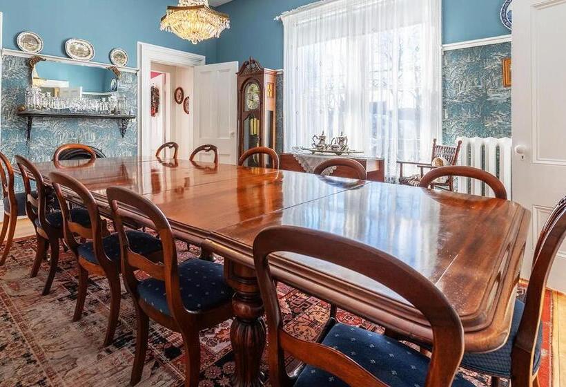 Bed and Breakfast Fitzroy Hall