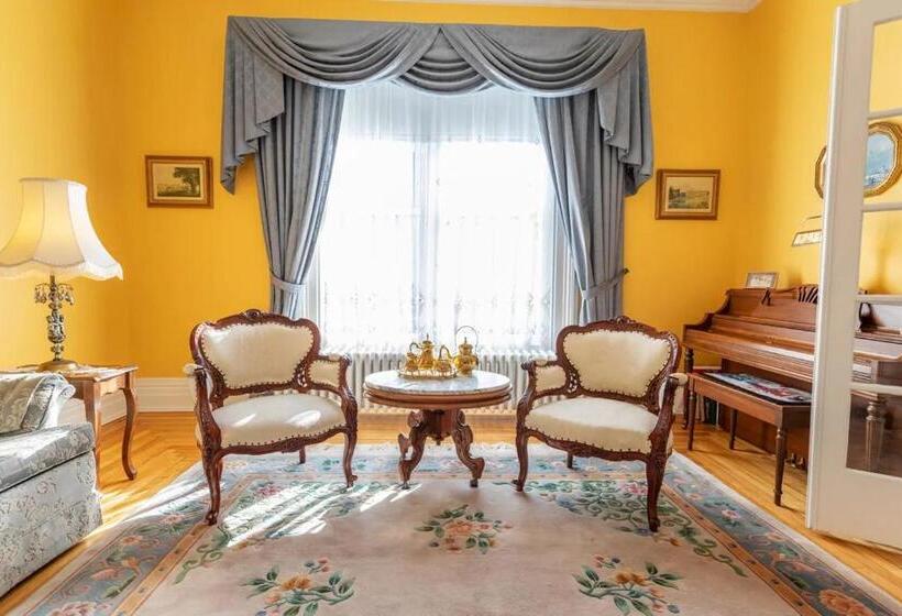 Bed and Breakfast Fitzroy Hall