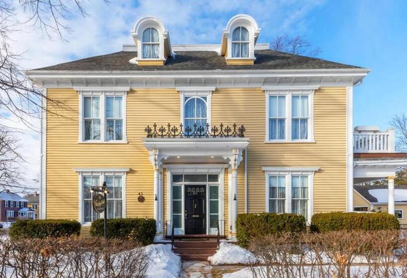 Bed and Breakfast Fitzroy Hall