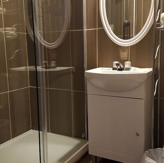 فندق على الطريق Chomedey Inn