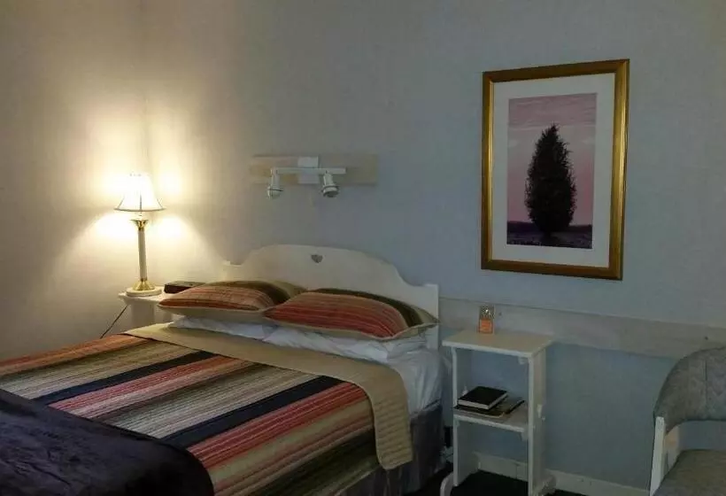 Pinecone Motel