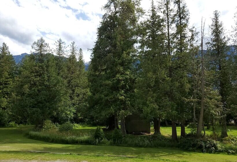 The Hitching Post Motel