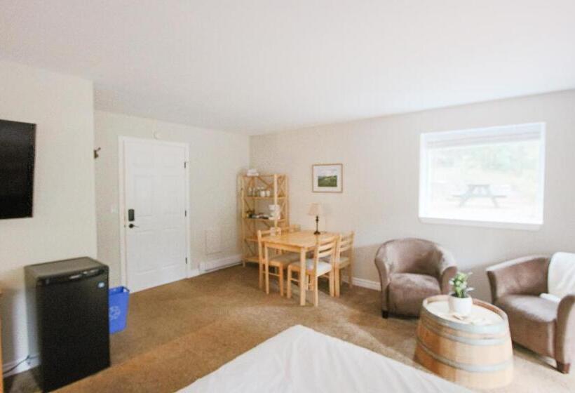 The Inn At The Ninth Hole Bed & Breakfast