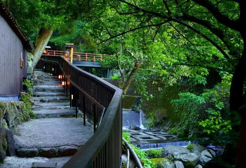 旅館 Beppu Showaen