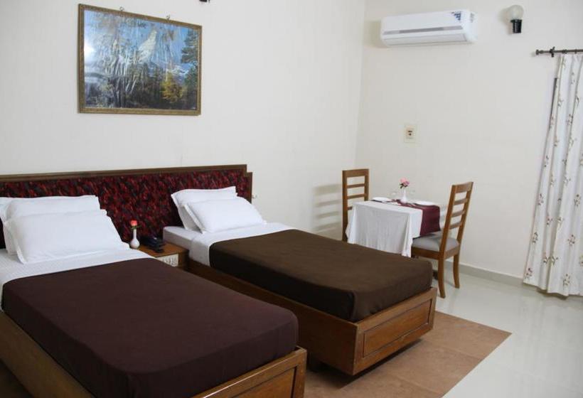 호텔 Issacs The Resort