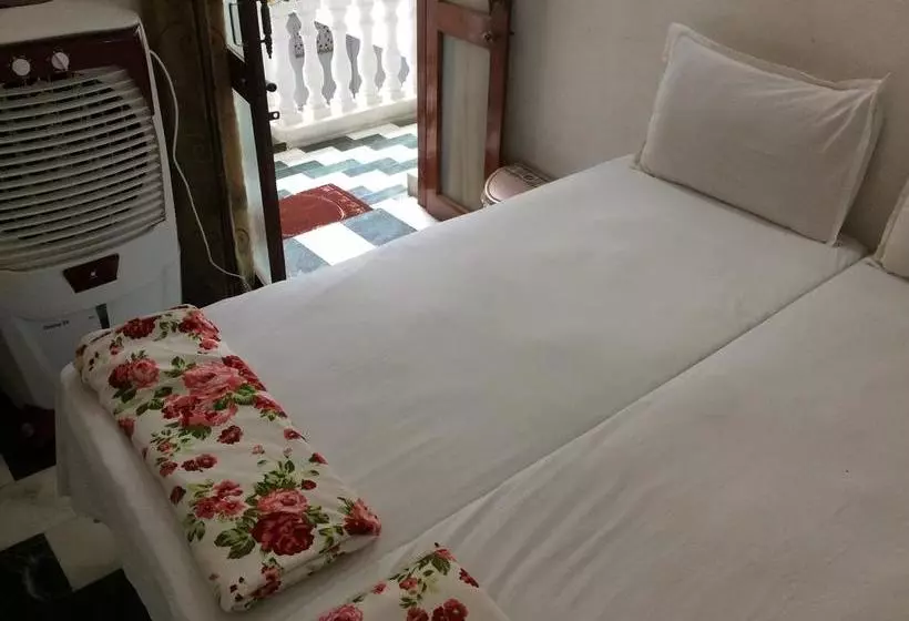 Hotelli White House A Family Homestay