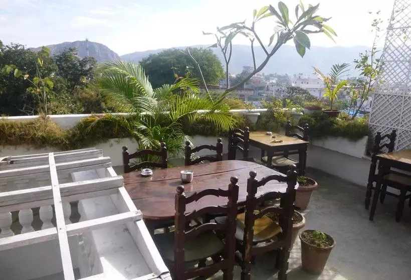 Hotelli White House A Family Homestay