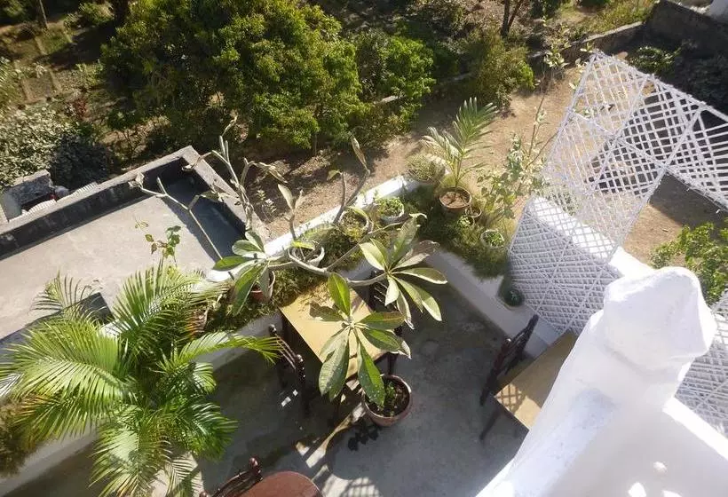 Hotelli White House A Family Homestay
