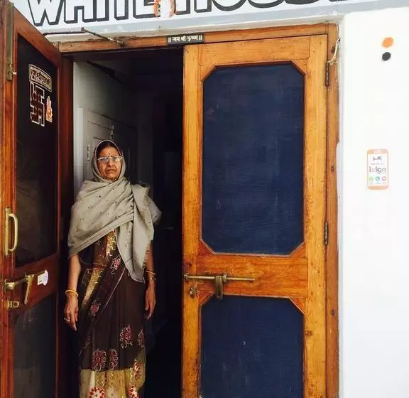 Hotelli White House A Family Homestay