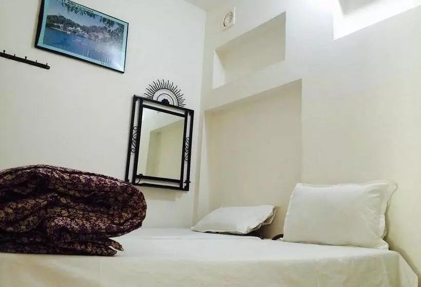 Hotelli White House A Family Homestay
