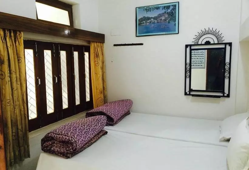 Hotelli White House A Family Homestay