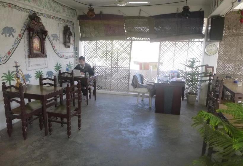 فندق White House A Family Homestay