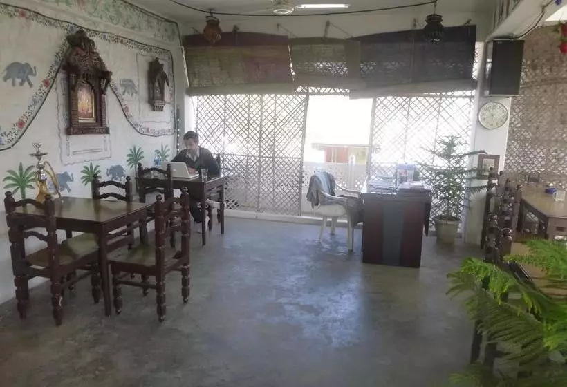 Hotelli White House A Family Homestay