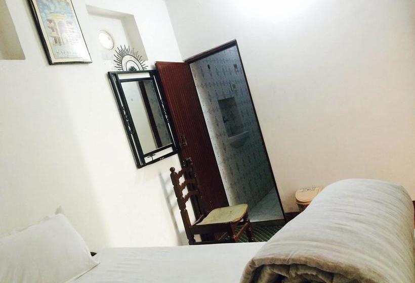 فندق White House A Family Homestay